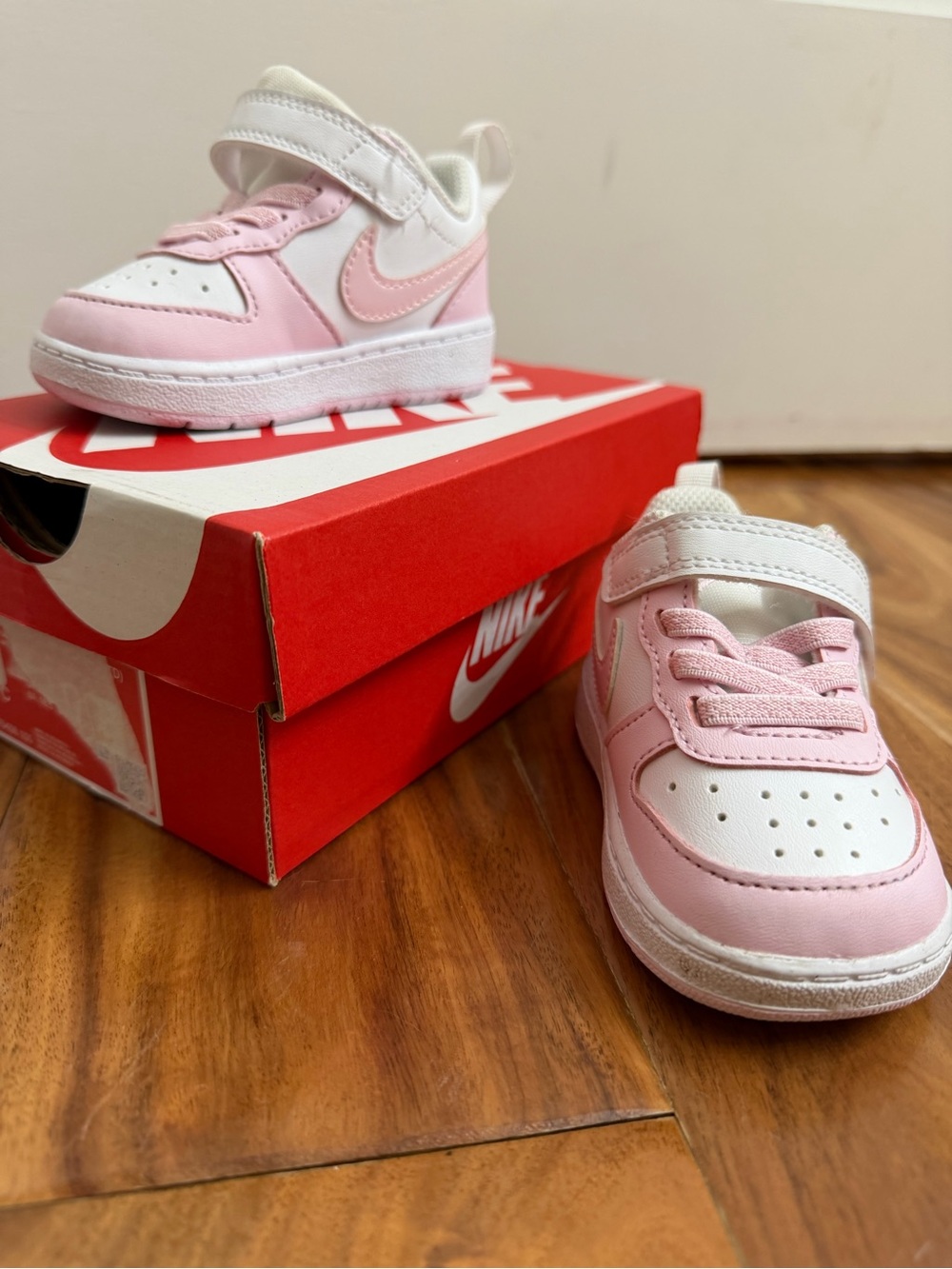 Nike Kids White and Pink Velcro Low-Top Sneakers